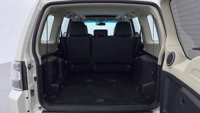 MITSUBISHI PAJERO-Boot Inside View