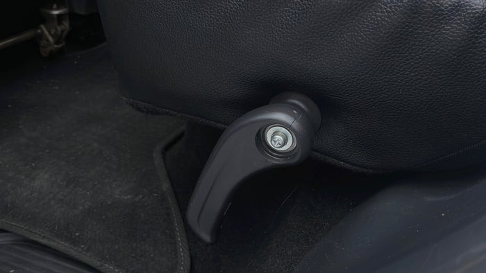 MITSUBISHI PAJERO-Seat 2nd row LHS Seat adjuster lever broken