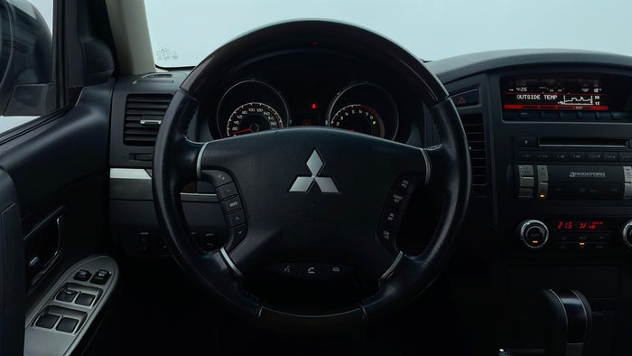 MITSUBISHI PAJERO-Steering Wheel Close-up