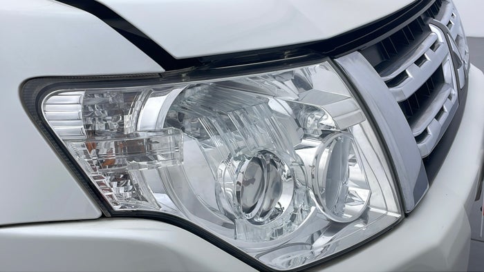 MITSUBISHI PAJERO-Head Light RHS Scratch