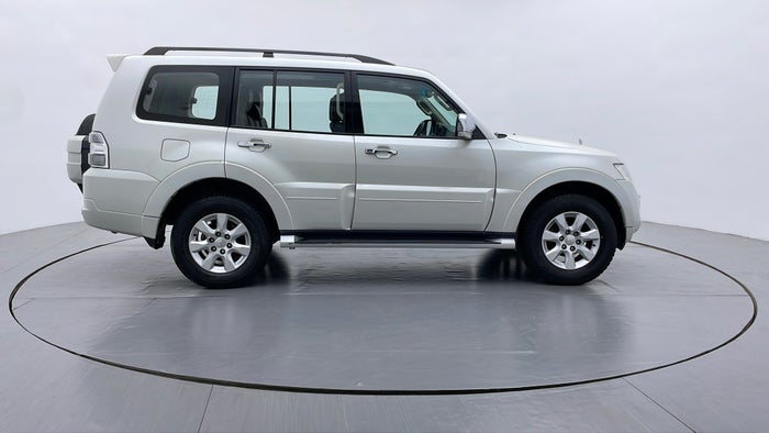 MITSUBISHI PAJERO-Right Side View