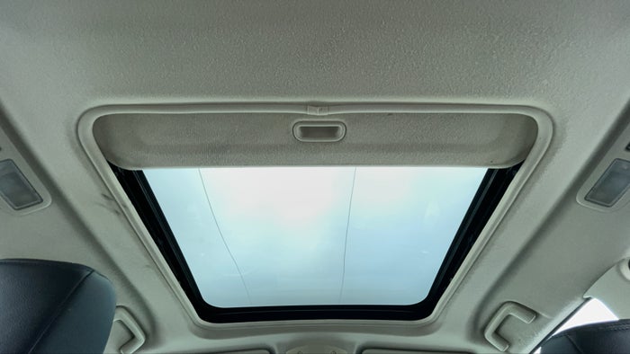 MITSUBISHI PAJERO-Interior Sunroof/Moonroof