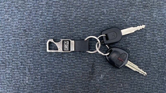 MITSUBISHI PAJERO-Key Close-up
