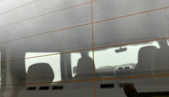 2017 Mahindra TUV300 T8, Diesel, Manual, 40,063 km, Rear windshield - Minor spot on windshield