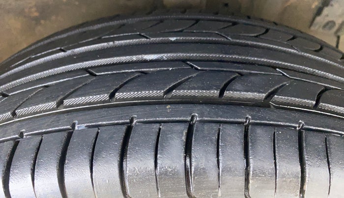 2013 Maruti Ertiga VXI CNG, CNG, Manual, 56,044 km, Right Front Tyre Tread