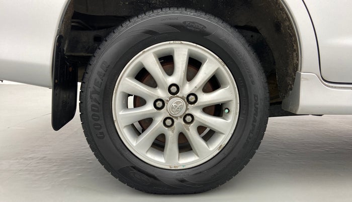 2013 Toyota Innova 2.5 VX 7 STR BS IV, Diesel, Manual, 2,21,916 km, Right Rear Wheel