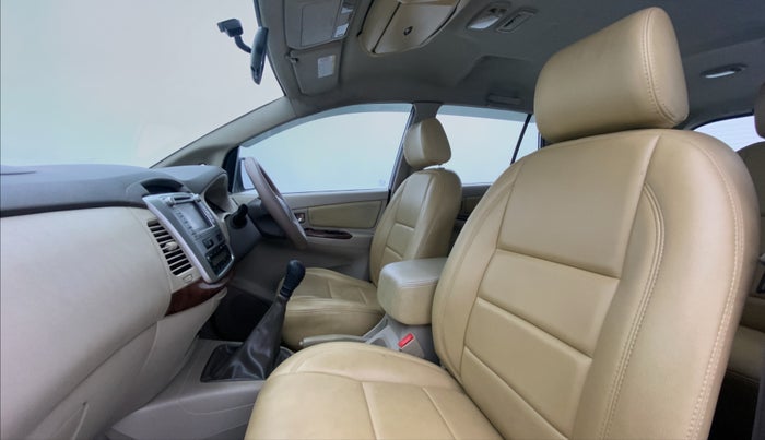 2013 Toyota Innova 2.5 VX 7 STR BS IV, Diesel, Manual, 2,21,916 km, Right Side Rear Door Cabin