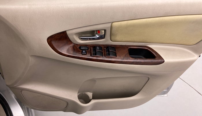 2013 Toyota Innova 2.5 VX 7 STR BS IV, Diesel, Manual, 2,21,916 km, Driver Side Door Panels Control
