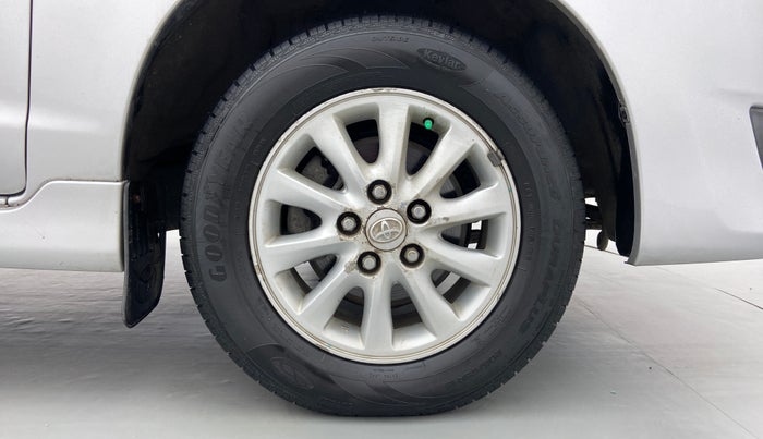 2013 Toyota Innova 2.5 VX 7 STR BS IV, Diesel, Manual, 2,21,916 km, Right Front Wheel
