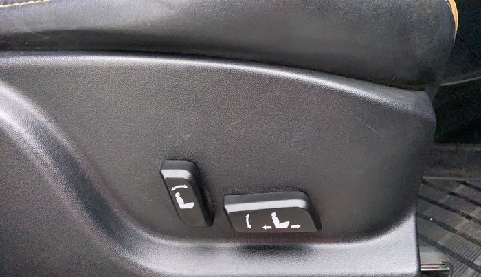2018 Mahindra XUV500 W11 AT, Diesel, Automatic, 59,774 km, Driver Side Adjustment Panel