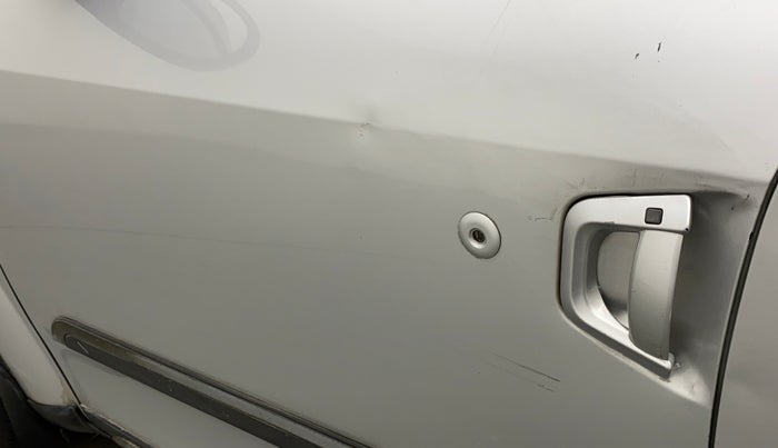 2018 Mahindra XUV500 W7, Diesel, Manual, 1,12,969 km, Front passenger door - Slightly dented