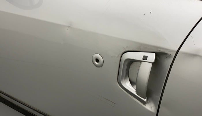 2018 Mahindra XUV500 W7, Diesel, Manual, 1,12,969 km, Front passenger door - Minor scratches