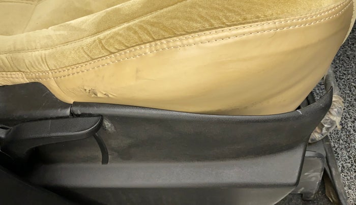 2018 Mahindra XUV500 W7, Diesel, Manual, 1,12,969 km, Driver seat - Seat side trim has minor damage