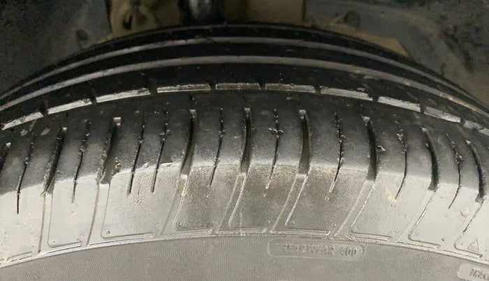2018 Mahindra XUV500 W7, Diesel, Manual, 1,12,969 km, Right Front Tyre Tread