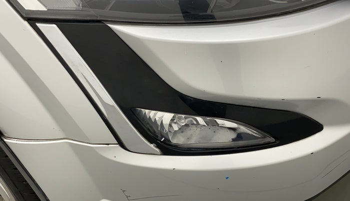 2018 Mahindra XUV500 W7, Diesel, Manual, 1,12,969 km, Right fog light - Not fixed properly