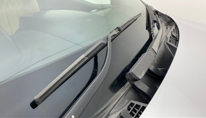 2018 Mahindra XUV500 W7, Diesel, Manual, 1,12,969 km, Front windshield - Wiper Blade Broken/Rusted