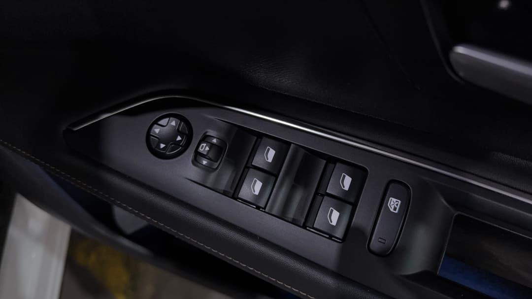 2020 Peugeot 3008 Gt Line, Automatic, 127077 km, Drivers Side Door Panel Controls