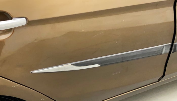 2015 Maruti Ciaz  ZDI SHVS, Diesel, Manual, 70,529 km, Right rear door - Slightly dented