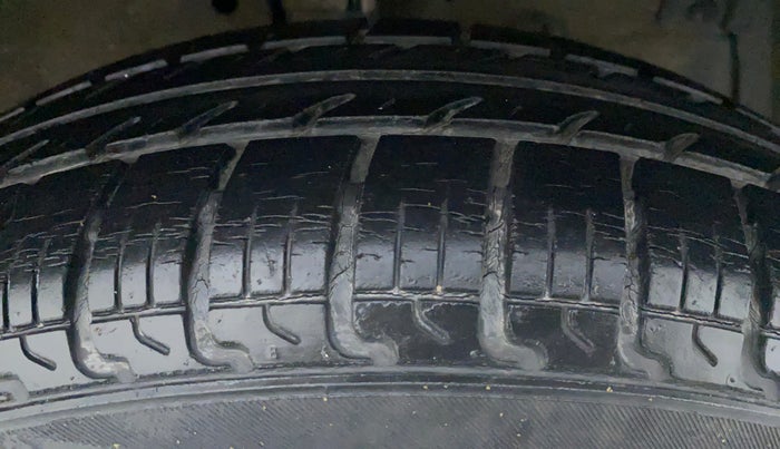 2016 Maruti Swift VXI D, Petrol, Manual, 30,780 km, Right Front Tyre Tread