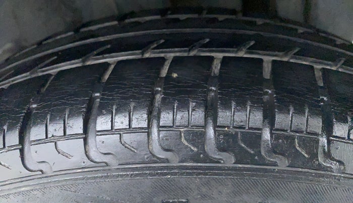 2016 Maruti Swift VXI D, Petrol, Manual, 30,780 km, Left Rear Tyre Tread