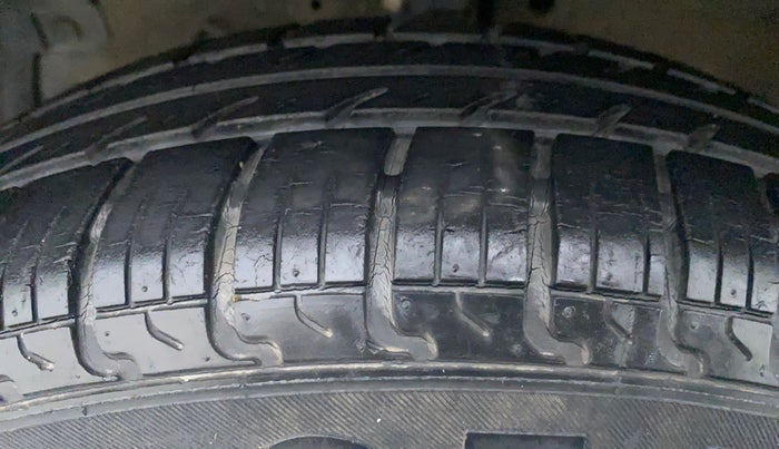 2016 Maruti Swift VXI D, Petrol, Manual, 30,780 km, Left Front Tyre Tread