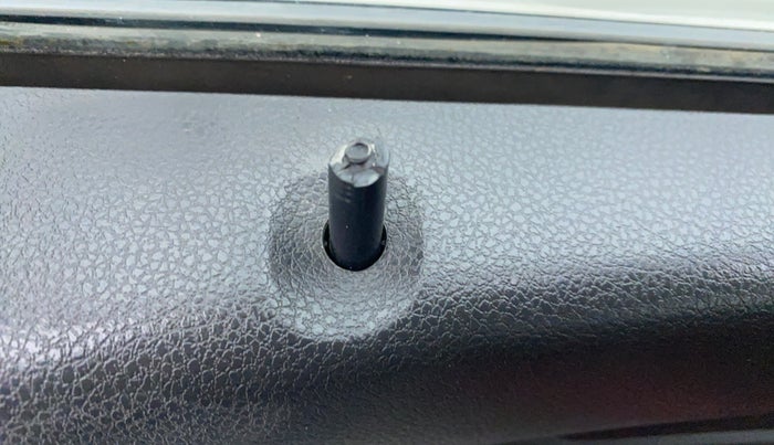 2016 Renault Kwid RXL, Petrol, Manual, 64,985 km, Lock system - Door lock knob has minor damage