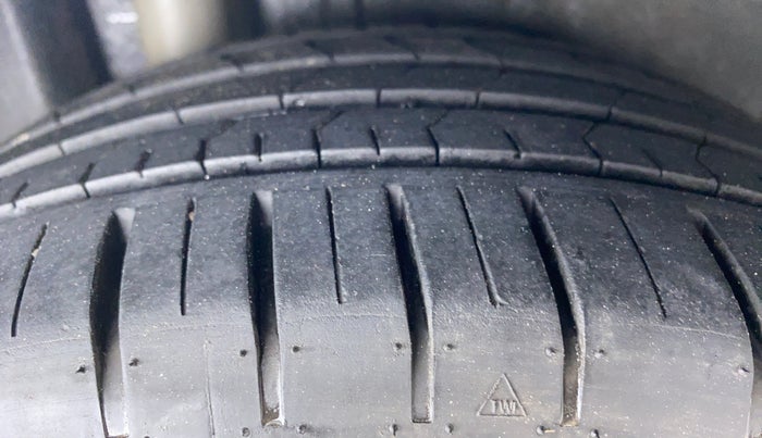 2018 Ford Figo Aspire 1.2 TITANIUM PETROL, CNG, Manual, 74,874 km, Right Rear Tyre Tread