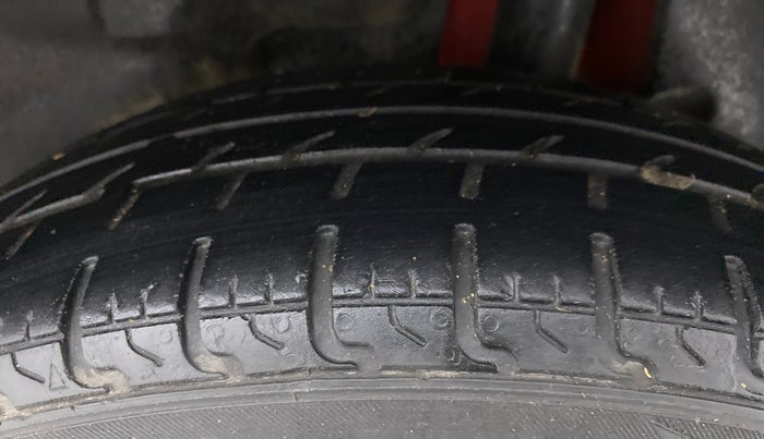 2018 Maruti Swift VXI, CNG, Manual, 90,175 km, Left Rear Tyre Tread
