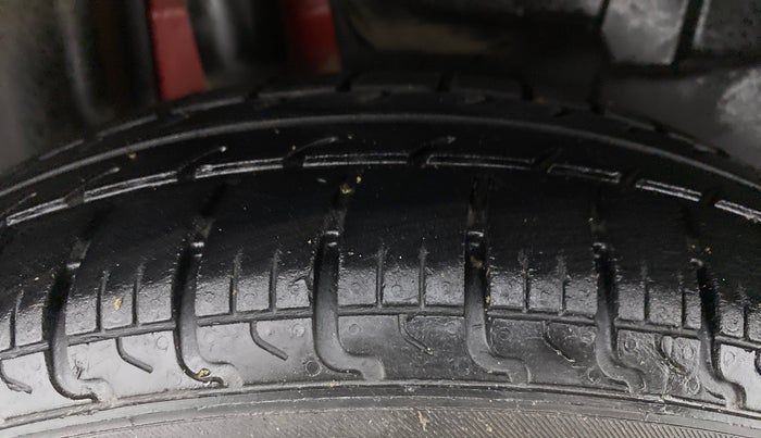 2018 Maruti Swift VXI, CNG, Manual, 90,175 km, Right Rear Tyre Tread