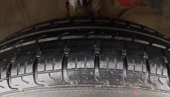 2018 Maruti Swift VXI, CNG, Manual, 90,175 km, Right Front Tyre Tread