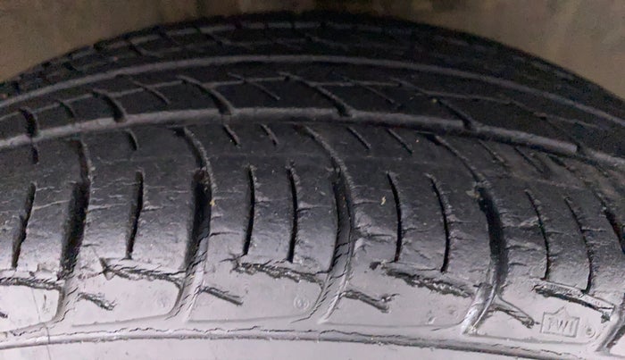 2011 Toyota Etios Liva G, Petrol, Manual, 25,501 km, Right Front Tyre Tread