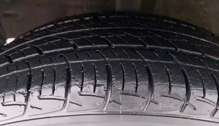 2011 Toyota Etios Liva G, Petrol, Manual, 25,501 km, Left Front Tyre Tread