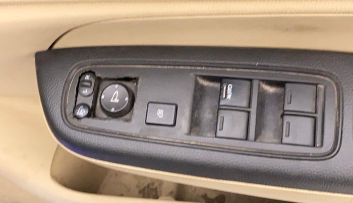 2019 Honda Amaze 1.2L I-VTEC E, Petrol, Manual, 21,981 km, Right front window switch / handle - Minor damage