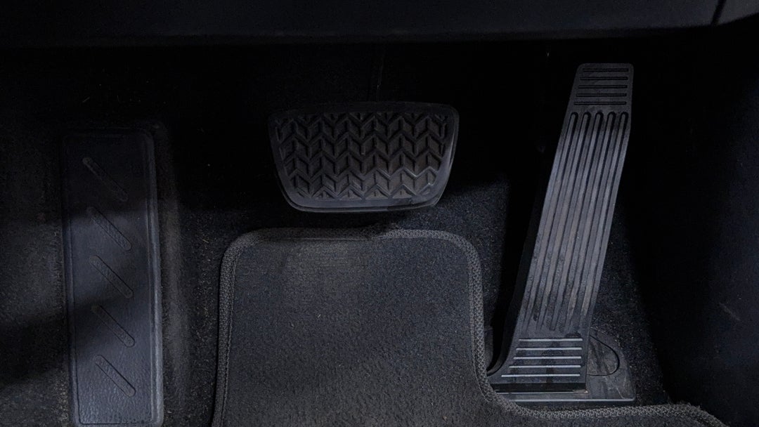 2019 Toyota Camry Ascent Hybrid, Automatic, 141793 km, Pedals and Footmat