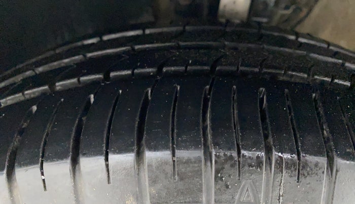 2013 Volkswagen Vento HIGHLINE PETROL, Petrol, Manual, 43,166 km, Left Front Tyre Tread
