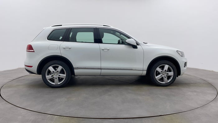 Volkswagen Touareg-Right Side View
