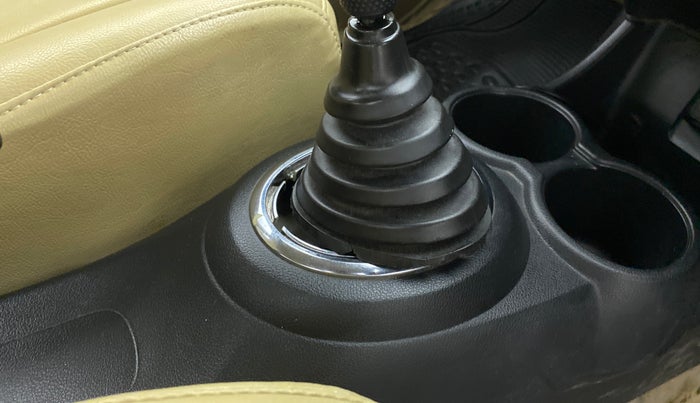 2012 Honda Brio V MT, Petrol, Manual, 55,310 km, Gear lever - Boot Cover minor damage