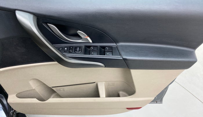 2016 Mahindra XUV500 W8 FWD, Diesel, Manual, 63,104 km, Driver Side Door Panels Control