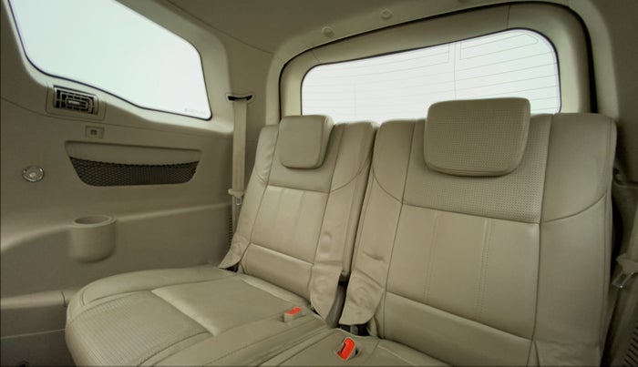 2016 Mahindra XUV500 W8 FWD, Diesel, Manual, 63,104 km, Third Seat Row ( optional )