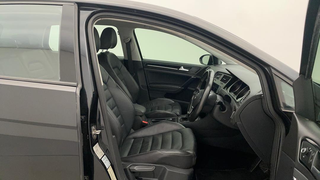 2016 Volkswagen Golf 110 Tsi Highline, Automatic, 131728 km, Right Side Front Door Cabin View
