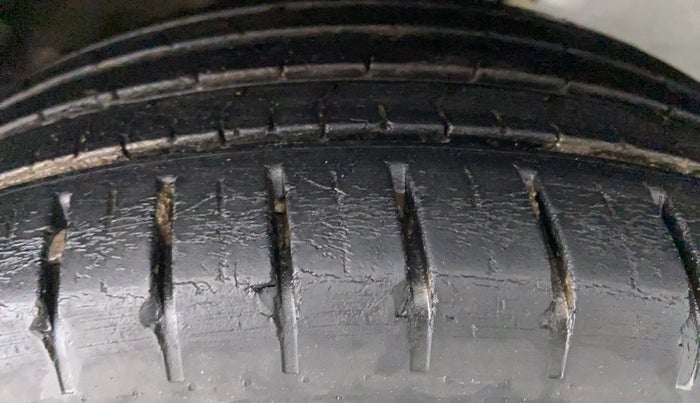2015 Maruti Baleno ALPHA 1.2 K12, Petrol, Manual, 46,999 km, Right Front Tyre Tread