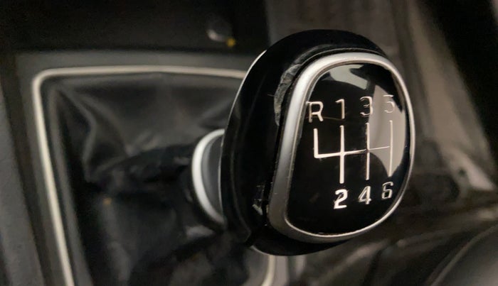 2014 Hyundai Elite i20 ASTA 1.4 CRDI, Diesel, Manual, 1,07,042 km, Gear lever - Knob cover torn