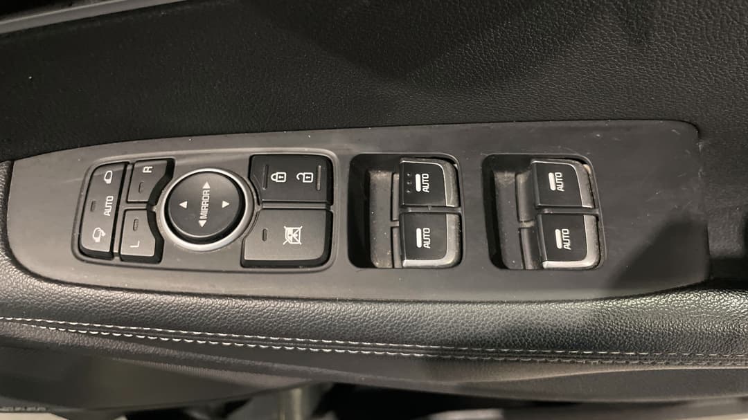 2016 Kia Sorento Platinum (4x4), Automatic, 149649 km, Drivers Side Door Panel Controls