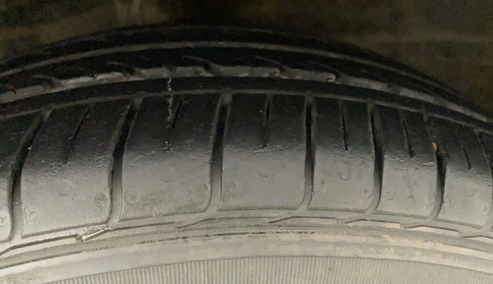 2019 Maruti Ciaz DELTA AT 1.5 SHVS PETROL, Petrol, Automatic, 31,431 km, Left Front Tyre Tread