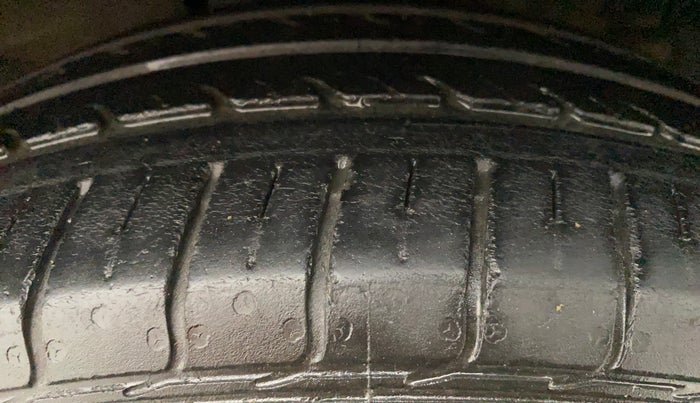 2016 Maruti Ertiga VXI, Petrol, Manual, 45,304 km, Right Front Tyre Tread