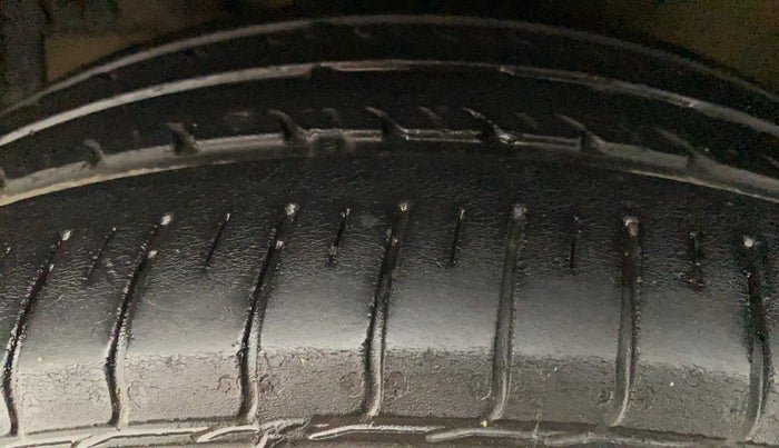 2016 Maruti Ertiga VXI, Petrol, Manual, 45,304 km, Left Front Tyre Tread