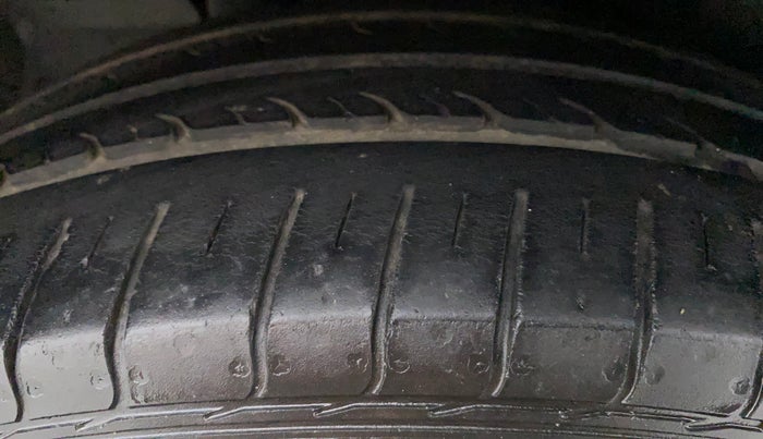 2016 Maruti Ertiga VXI, Petrol, Manual, 45,304 km, Right Rear Tyre Tread