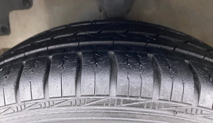 2017 Hyundai Eon MAGNA PLUS, Petrol, Manual, 16,081 km, Left Front Tyre Tread