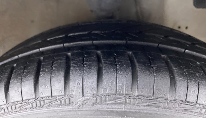 2017 Hyundai Eon MAGNA PLUS, Petrol, Manual, 16,081 km, Right Front Tyre Tread