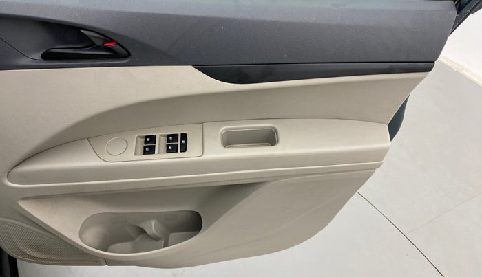 2018 Mahindra MARAZZO M2 8 STR, Diesel, Manual, 24,686 km, Driver Side Door Panels Control